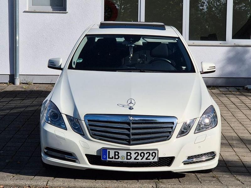 Weiß Gebraucht 2010 Mercedes E220 Avantgarde Limousine | 15.999 € (Etwas zu teuer) - Bild 1/4