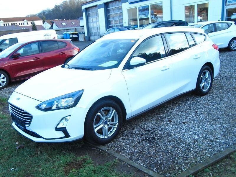 Weiß Gebraucht 2021 Ford Focus Cool & Connect Limousine | 15.450 € (Fairer Preis) - Bild 1/4