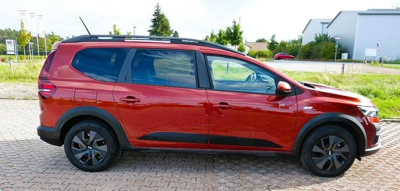 Gebraucht Dacia Jogger Expression 141 PS (103 kW) 2024 Braun Van / Kleinbus
