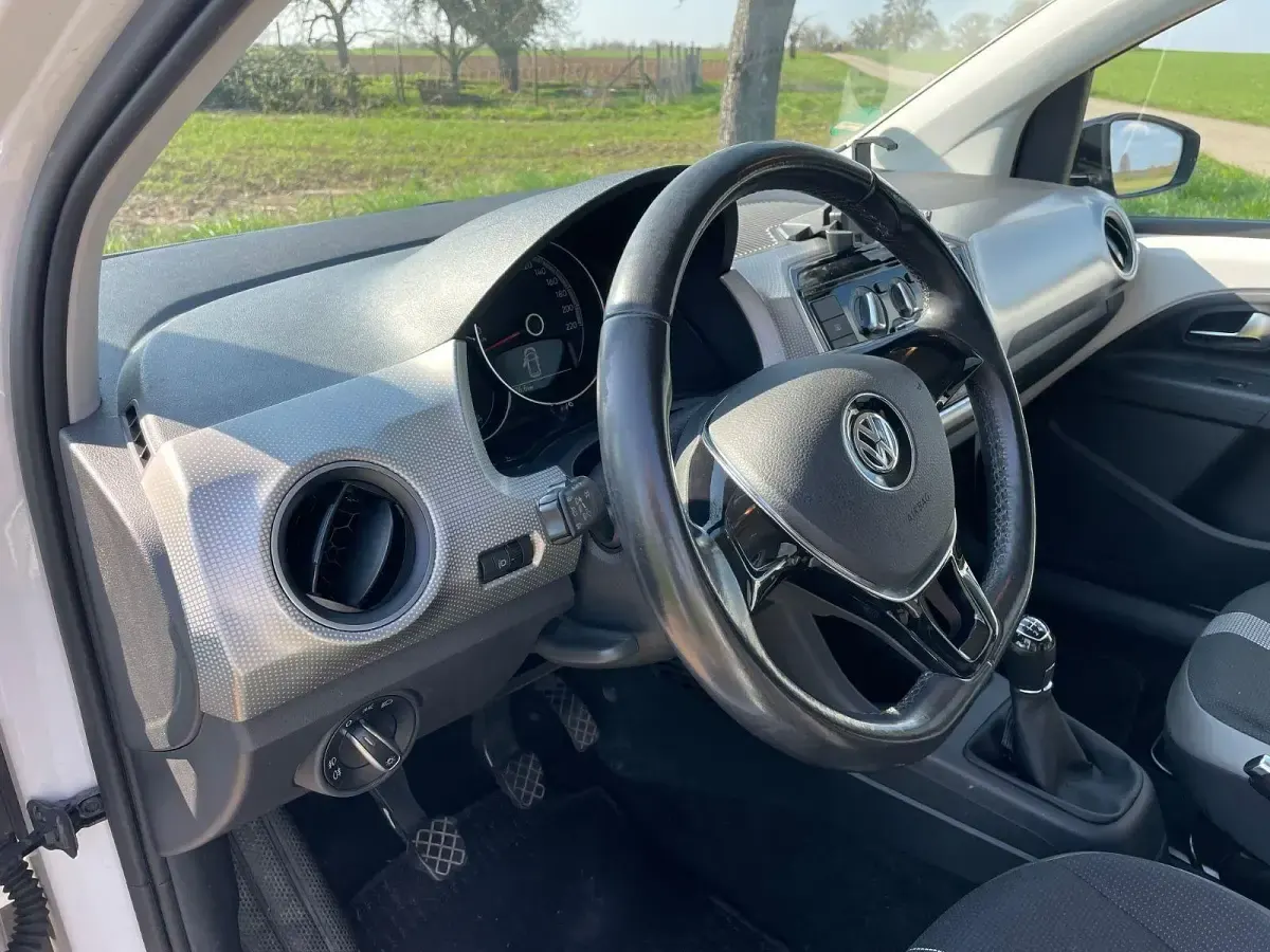 Gebraucht VW up! high up! 75 PS (55 kW) 2017 Weiß Kleinwagen
