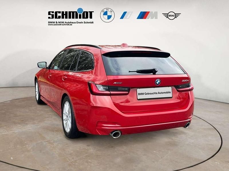 Gebraucht BMW 330e 292 PS (214 kW) 2024 Melbourne rot metallic Kombi