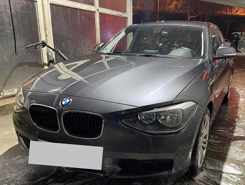 Grau Gebraucht 2015 BMW 118 Sport Line Kleinwagen | 9.499 € (Fairer Preis) - Bild 1/4