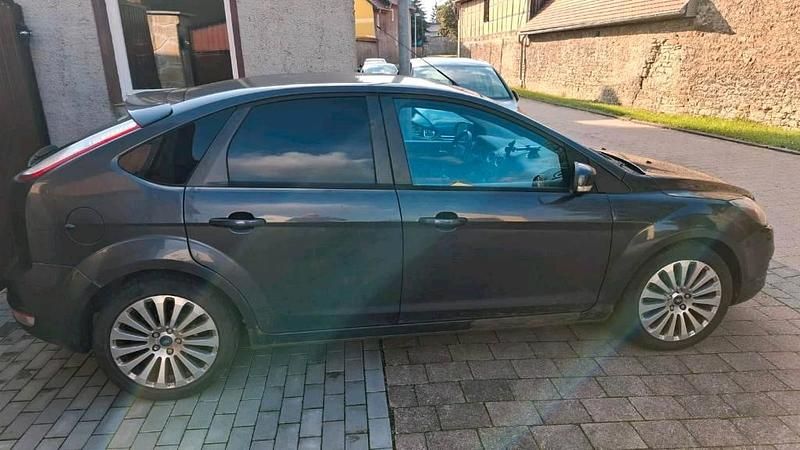 Blau Gebraucht 2009 Ford Focus Limousine | 2.399 € (Fairer Preis) - Bild 1/4