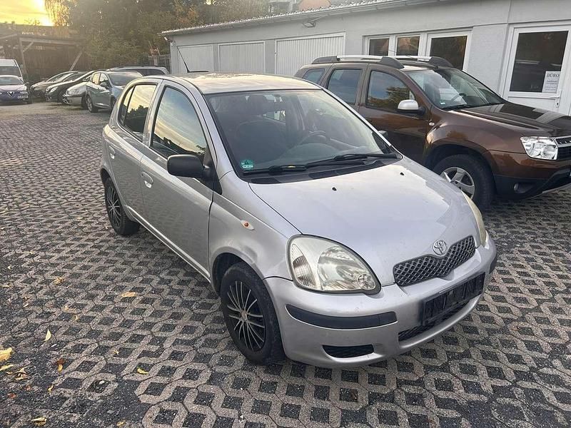 Grau Gebraucht 2004 Toyota Yaris Limousine | 1.300 € (Fairer Preis) - Bild 1/4