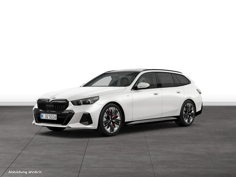 Mineralweiß metallic Gebraucht 2025 BMW 540 Comfort Edition Kombi | 69.674 € (Guter Preis) - Bild 1/3