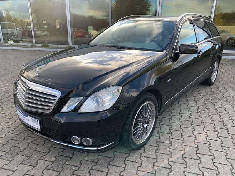 Schwarz Gebraucht 2011 Mercedes E250 Elegance Limousine | 13.990 € (Teuer) - Bild 1/4