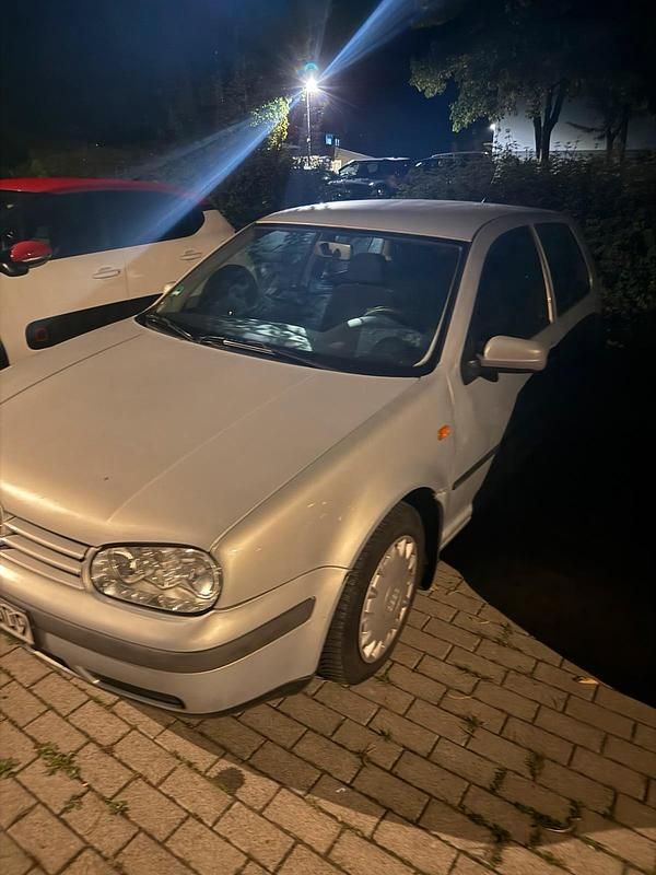 Silber Gebraucht 1999 VW Golf IV Kleinwagen | 600 € (Guter Preis) - Bild 1/2