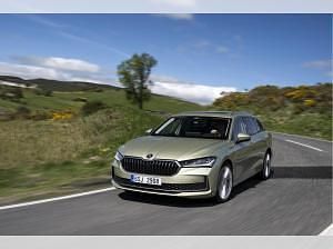 Neu Skoda Superb Selection 204 PS (150 kW) 2025 Blau (energyblau) Kombi