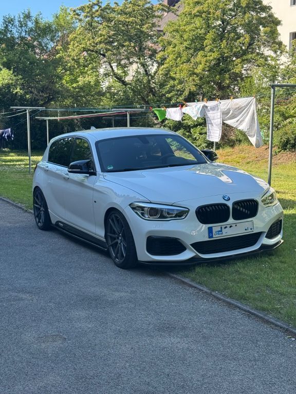 Weiß Gebraucht 2016 BMW M140 M Performance Limousine | 31.499 € (Fairer Preis) - Bild 1/4