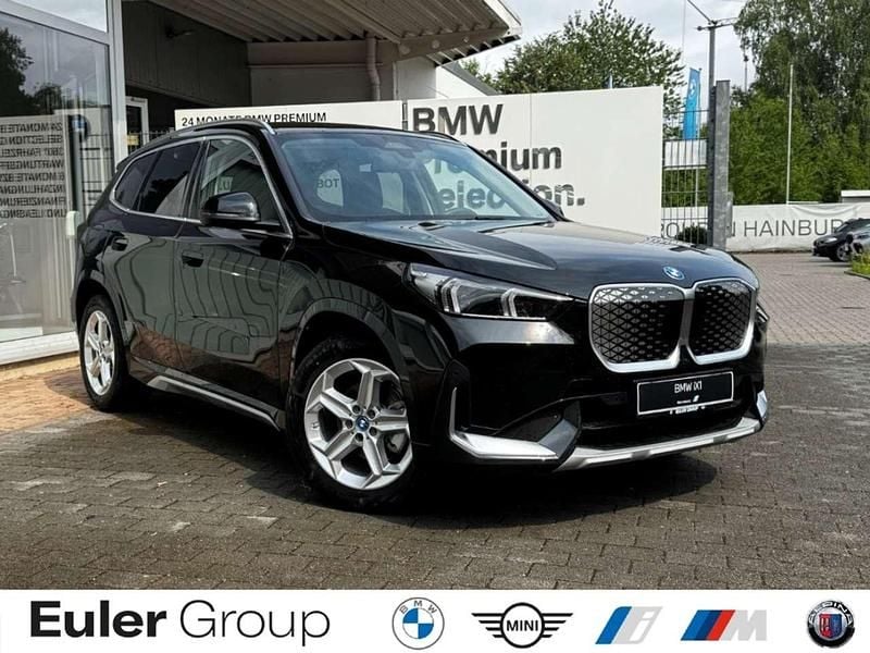 Black sapphire metallic Neu 2025 BMW iX1 xLine SUV | 56.330 € (Teuer) - Bild 1/3