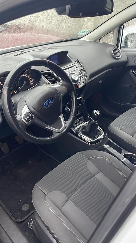 Gebraucht Ford Fiesta 80 PS (58 kW) 2013 Weiß Kleinwagen