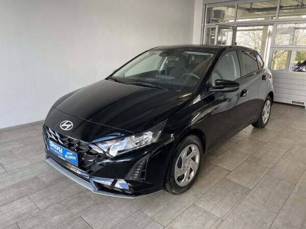 Schwarz (schwarz phantom black) Neu 2024 Hyundai i20 Limousine | 19.990 € (Guter Preis) - Bild 1/4