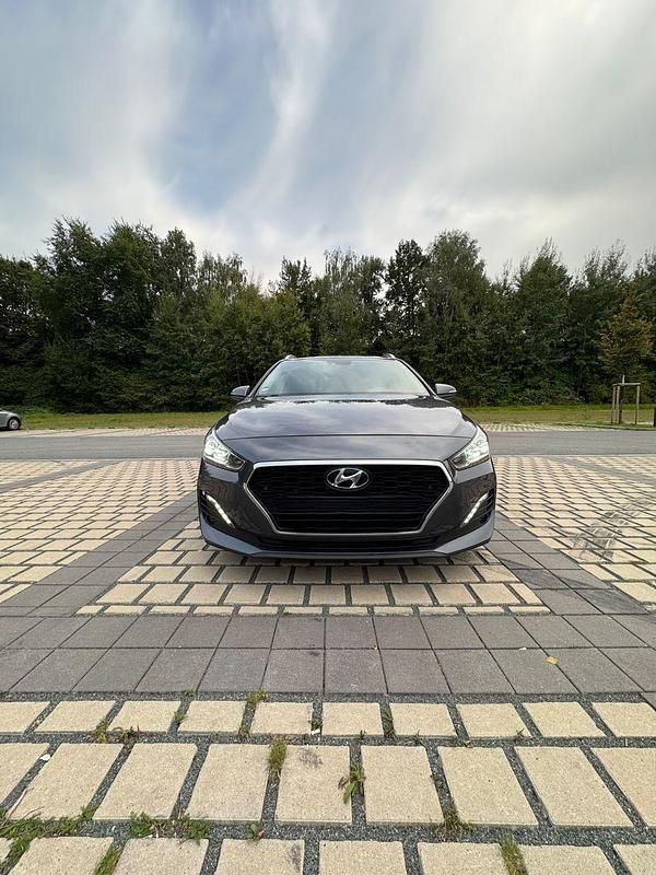 Grau Gebraucht 2019 Hyundai i30 Premium Kombi | 9.000 € (Superpreis) - Bild 1/4