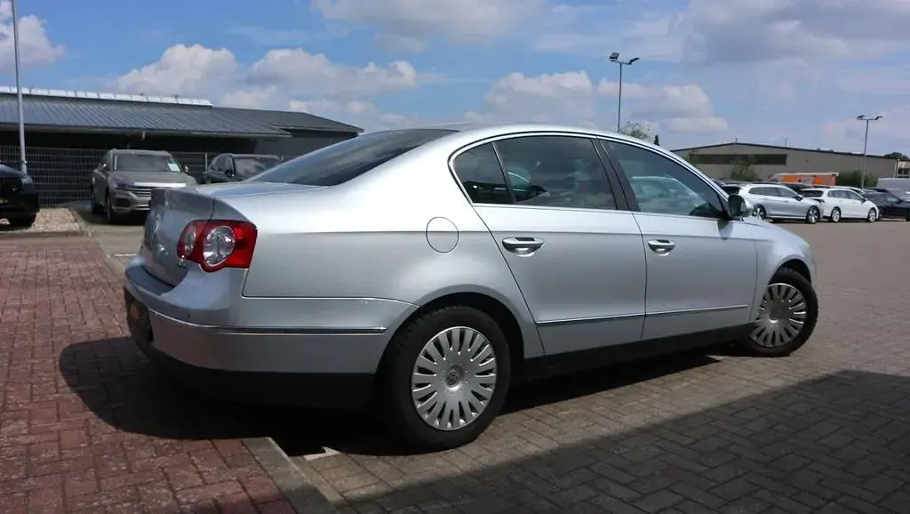 Second-hand VW Passat Highline 150 CP (110 kW) 2005 Argintiu Berlinǎ