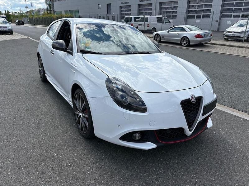 Weiß Gebraucht 2016 Alfa Romeo Giulietta Veloce Kleinwagen | 11.000 € (Superpreis) - Bild 1/4