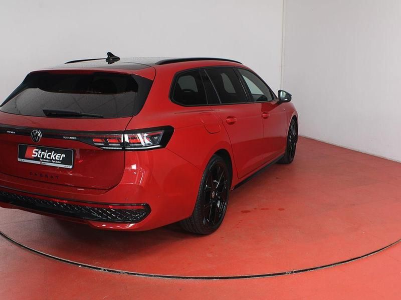 Gebraucht VW Passat R-line 265 PS (194 kW) 2025 Chilirot metallic (metallic) Kombi