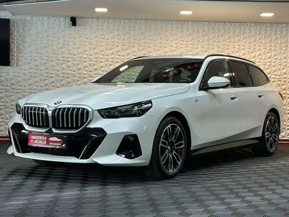Gebraucht BMW 540 M Sport 303 PS (222 kW) 2024 Mineralweiss metallic Kombi