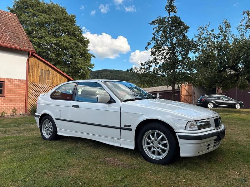 Weiß Gebraucht 1996 BMW 316 Compact Kleinwagen | 2.800 € (Teuer) - Bild 1/4