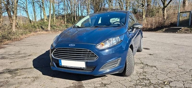 Gebraucht Ford Fiesta Ambiente 60 PS (44 kW) 2015 Blau Kleinwagen