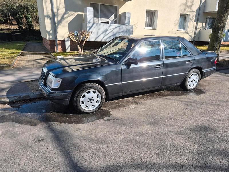 Gebraucht Mercedes E260 160 PS (117 kW) 1991 Schwarz Limousine