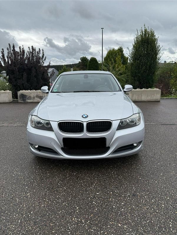 Silber Gebraucht 2009 BMW 318 Kombi | 3.550 € (Superpreis) - Bild 1/4