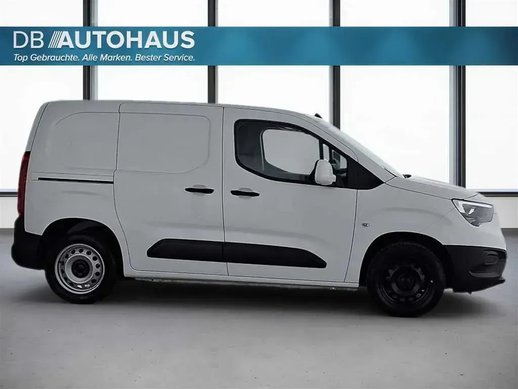Używany Opel Combo Edition 102 KM (75 kW) 2022 Biały Minivan