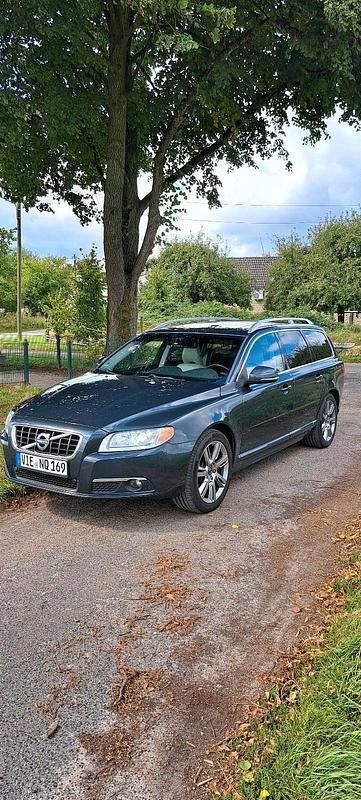 Grau Gebraucht 2012 Volvo V70 Kombi | 7.550 € (Etwas zu teuer) - Bild 1/4