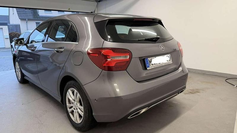 Gebraucht Mercedes A180 109 PS (80 kW) 2016 Grau Kleinwagen