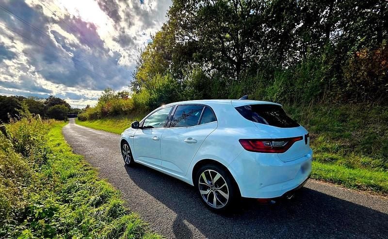 Gebraucht Renault Mégane IV Bose Edition 132 PS (97 kW) 2017 Weiß Kleinwagen