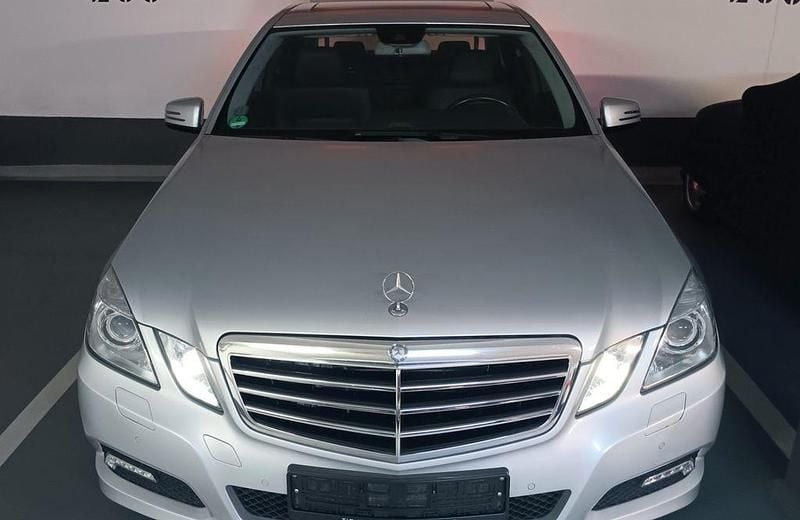 Silber Gebraucht 2009 Mercedes E350 Avantgarde Limousine | 15.990 € (Fairer Preis) - Bild 1/4