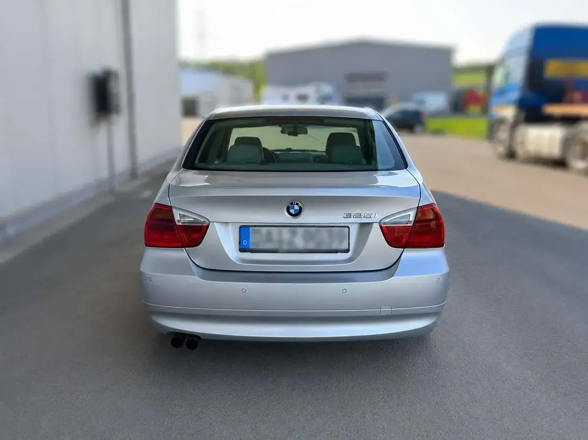 Gebraucht BMW 325 218 PS (160 kW) 2007 Grau Limousine