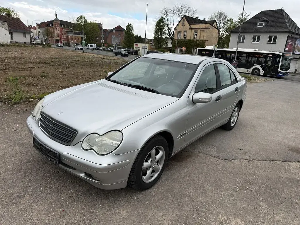 Gebraucht Mercedes C200 122 PS (89 kW) 2004 Brillantsilber Limousine