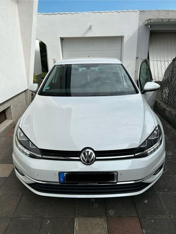 Weiß Gebraucht 2018 VW Golf VII Join Limousine | 15.600 € (Guter Preis) - Bild 1/4