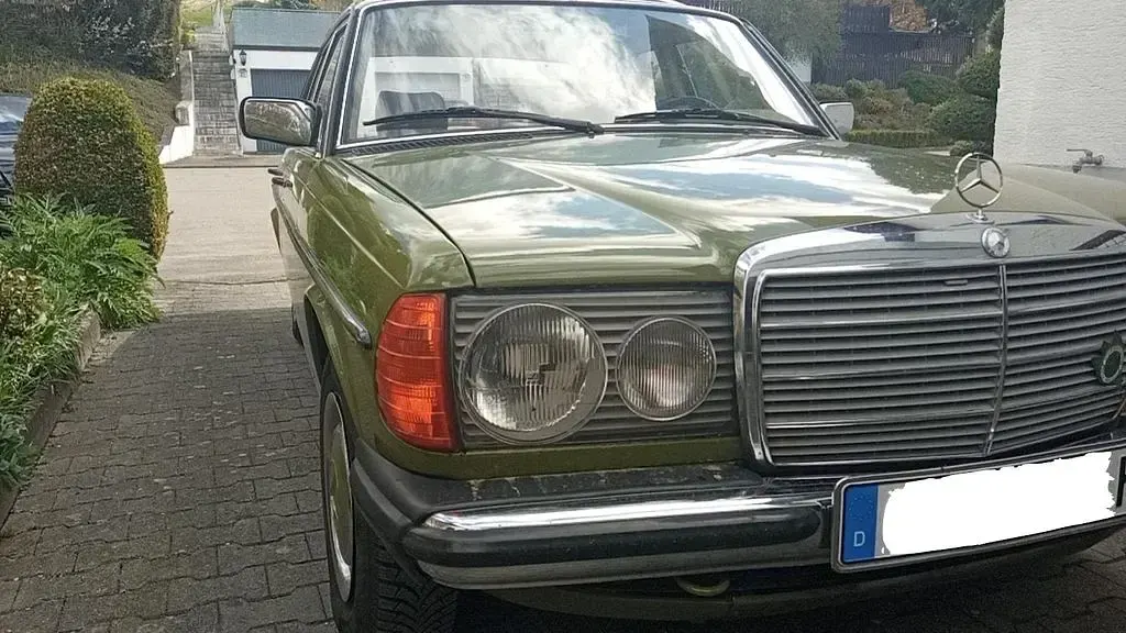 Gebraucht Mercedes E230 136 PS (100 kW) 1982 Grün Limousine
