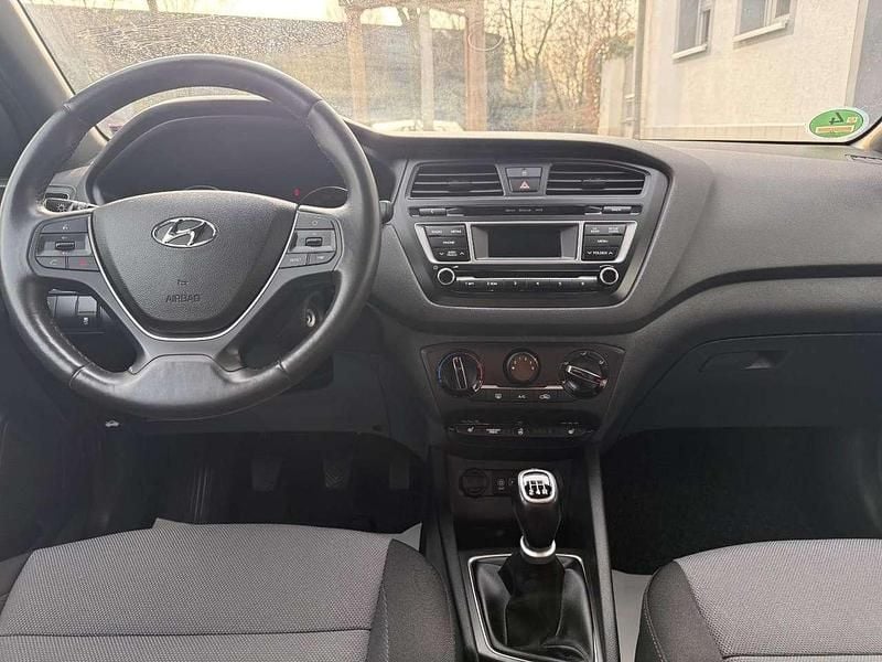 Gebraucht Hyundai i20 Passion Plus 84 PS (61 kW) 2016 Blau Limousine