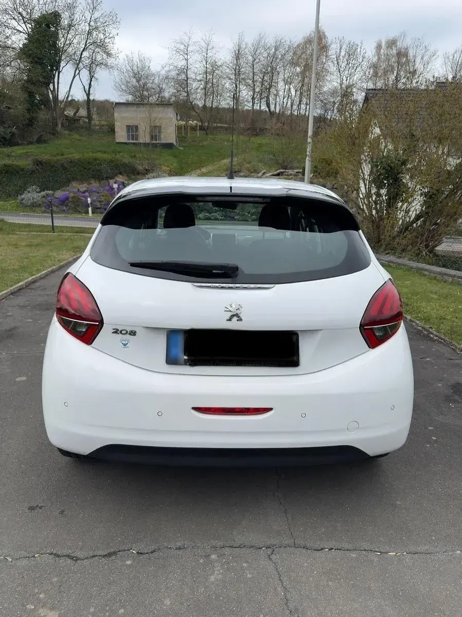 Gebraucht Peugeot 208 Active 99 PS (72 kW) 2017 Weiß Kleinwagen
