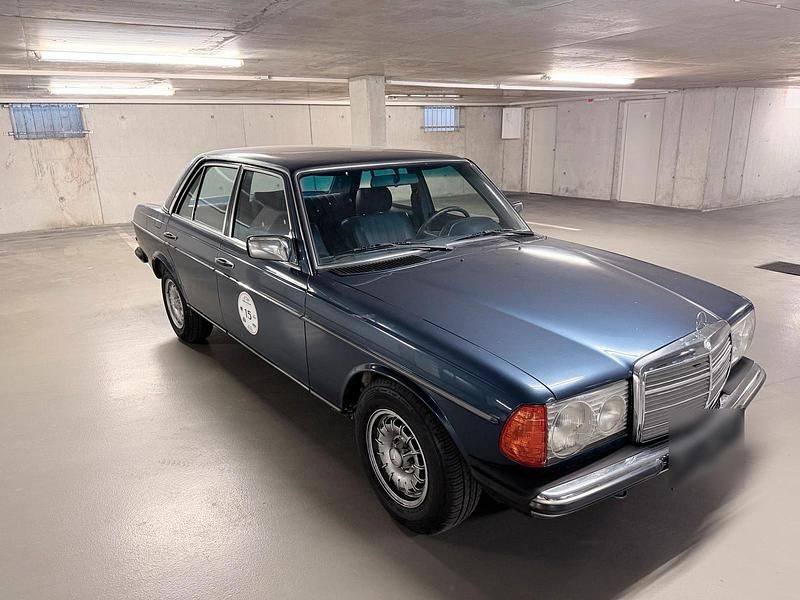 Second-hand Mercedes E250 140 CP (102 kW) 1981 Albastru Berlinǎ