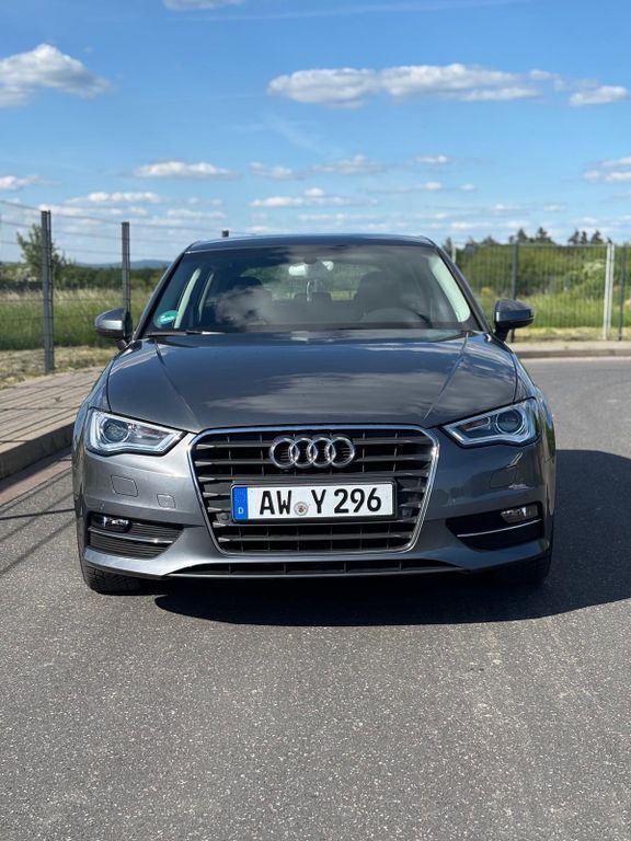Grau Gebraucht 2014 Audi A3 Sportback Attraction Limousine | 11.999 € (Superpreis) - Bild 1/4