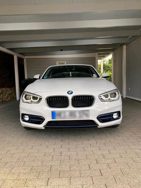 Weiß Gebraucht 2017 BMW 120 Kleinwagen | 19.399 € - Bild 1/4