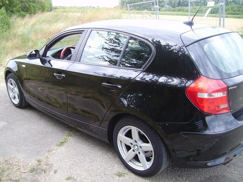 Gebraucht BMW 116 122 PS (89 kW) 2009 Schwarz Kleinwagen