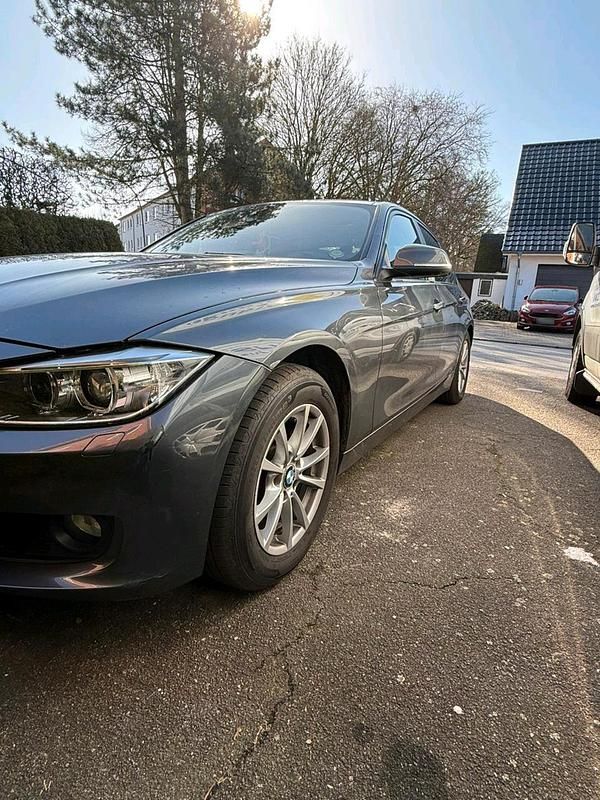 Gebraucht BMW 318 143 PS (105 kW) 2012 Grau Limousine