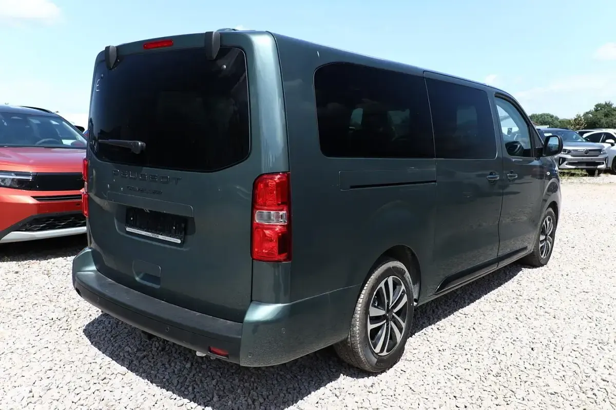Neu Peugeot Traveller Allure 177 PS (130 kW) 2026 Kapari grün metallic Van / Kleinbus