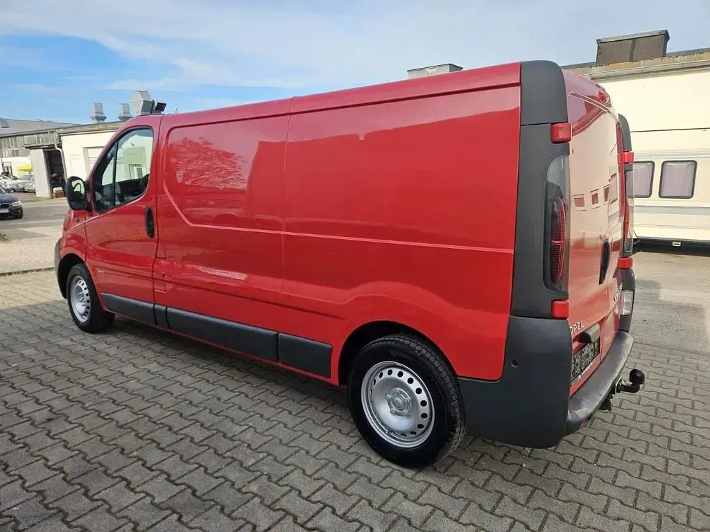 Second-hand Opel Vivaro 82 CP (60 kW) 2004 Roșu Monovolum