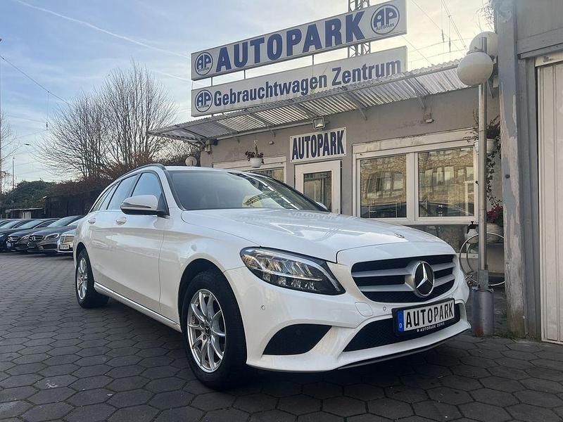 Weiß Gebraucht 2020 Mercedes C180 Limousine | 18.500 € (Fairer Preis) - Bild 1/4