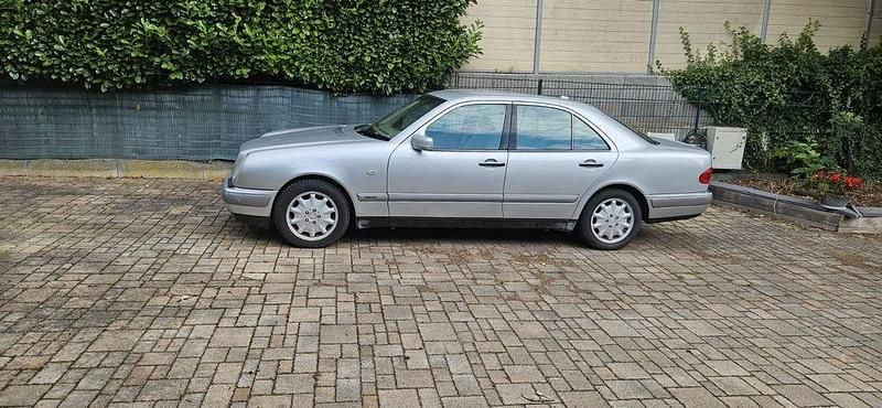 Silber Gebraucht 1998 Mercedes E280 Limousine | 8.850 € - Bild 1/4