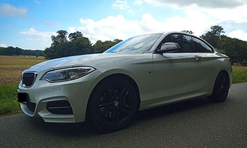 Weiß Gebraucht 2017 BMW M240 M Sport Coupé | 29.900 € (Fairer Preis) - Bild 1/4
