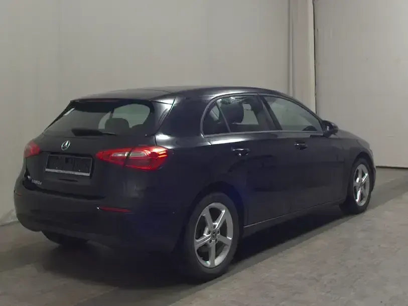 Gebraucht Mercedes A180 116 PS (85 kW) 2022 Schwarz Limousine