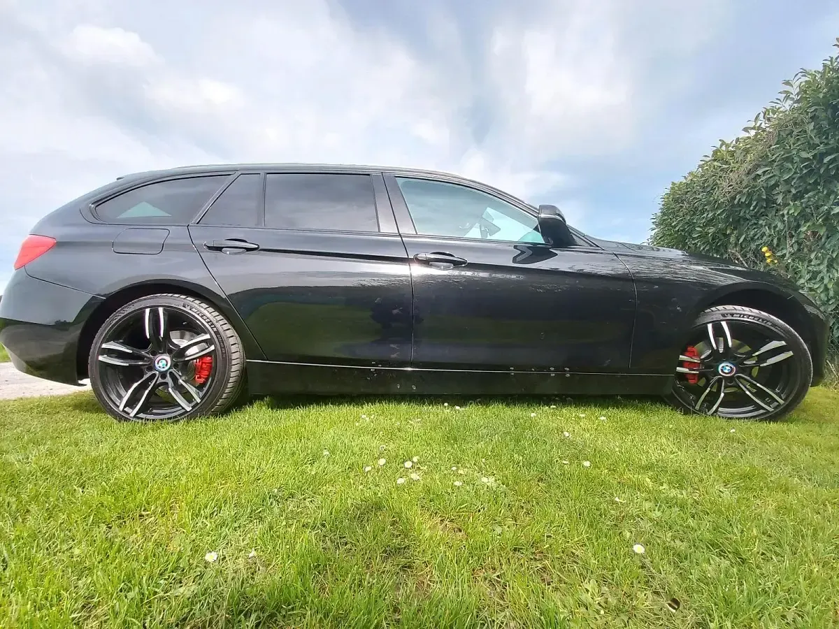 Gebraucht BMW 320 143 PS (105 kW) 2013 Schwarz Kombi