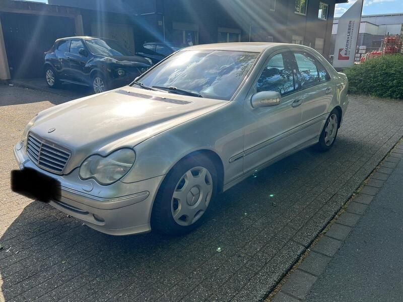 Silber Gebraucht 2000 Mercedes C240 Avantgarde Limousine | 2.850 € - Bild 1/4