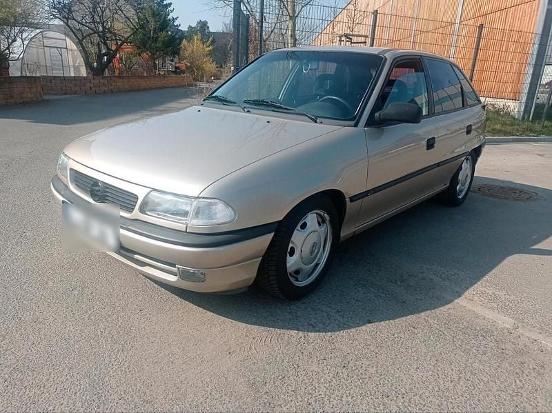 Gebraucht Opel Astra 75 PS (55 kW) 1997 Gold Limousine
